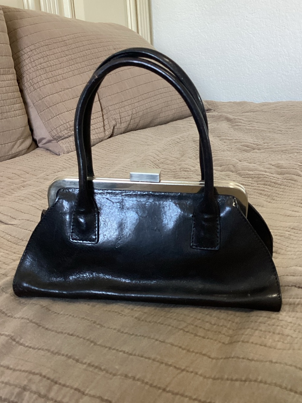 HOBO Black Patent Frame-Top Wristlet Handbag w/kiss lock closure.  #HOBO